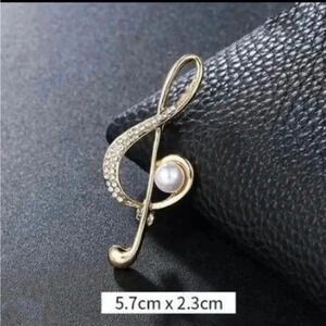 Treble clef brooch pin